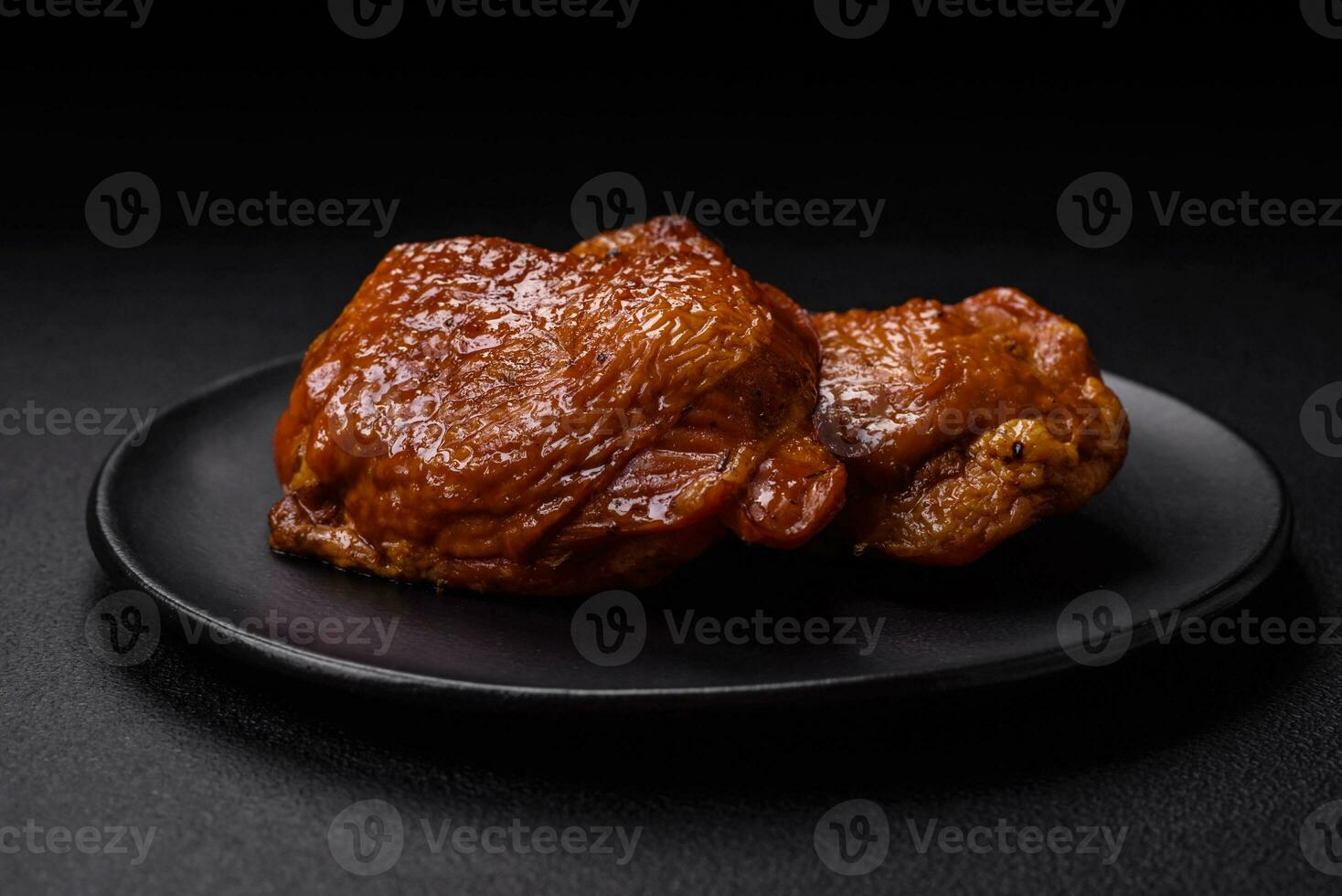 delicioso frito ou defumado frango coxas grelhado com especiarias e ervas foto