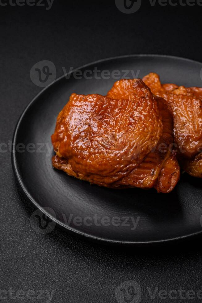 delicioso frito ou defumado frango coxas grelhado com especiarias e ervas foto