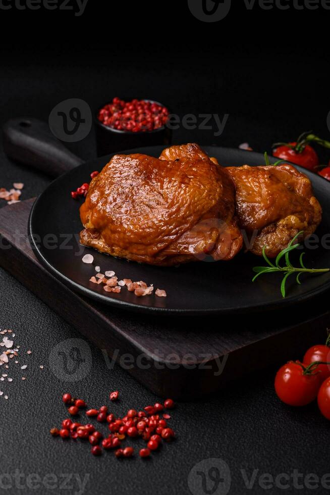 delicioso frito ou defumado frango coxas grelhado com especiarias e ervas foto