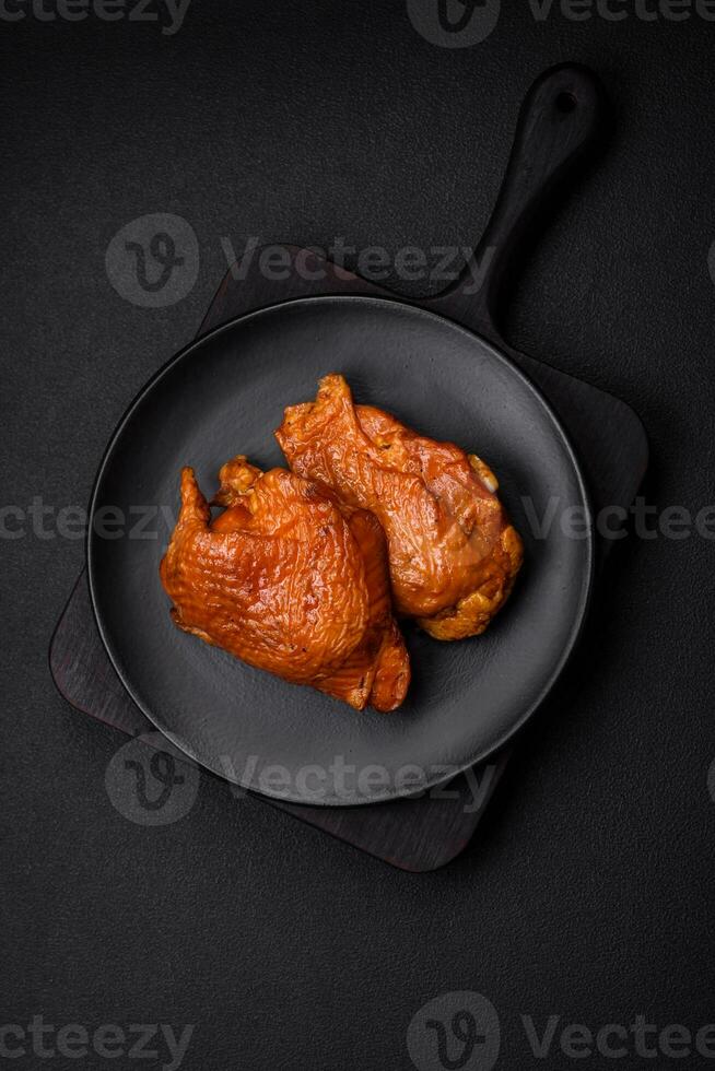 delicioso frito ou defumado frango coxas grelhado com especiarias e ervas foto