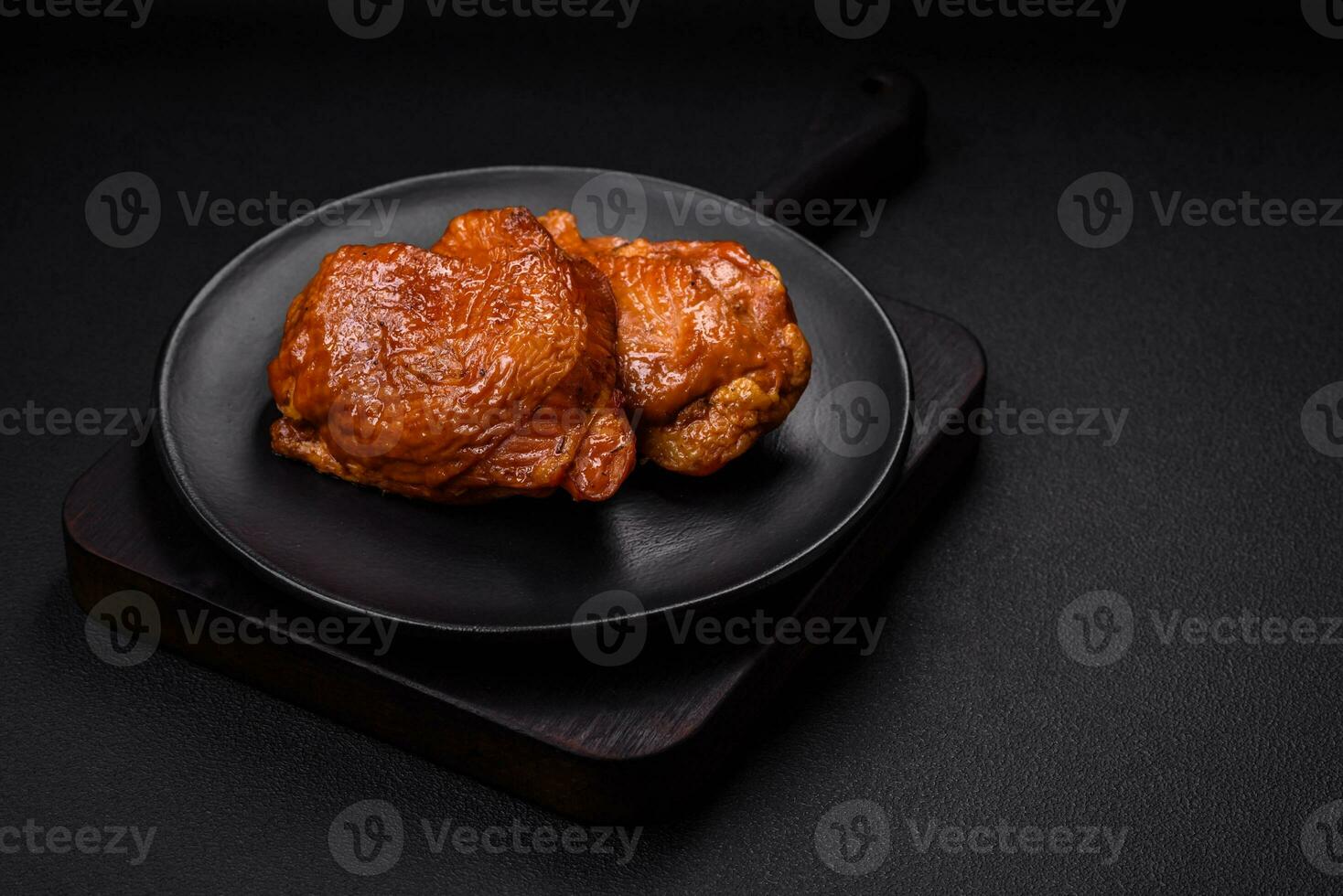 delicioso frito ou defumado frango coxas grelhado com especiarias e ervas foto