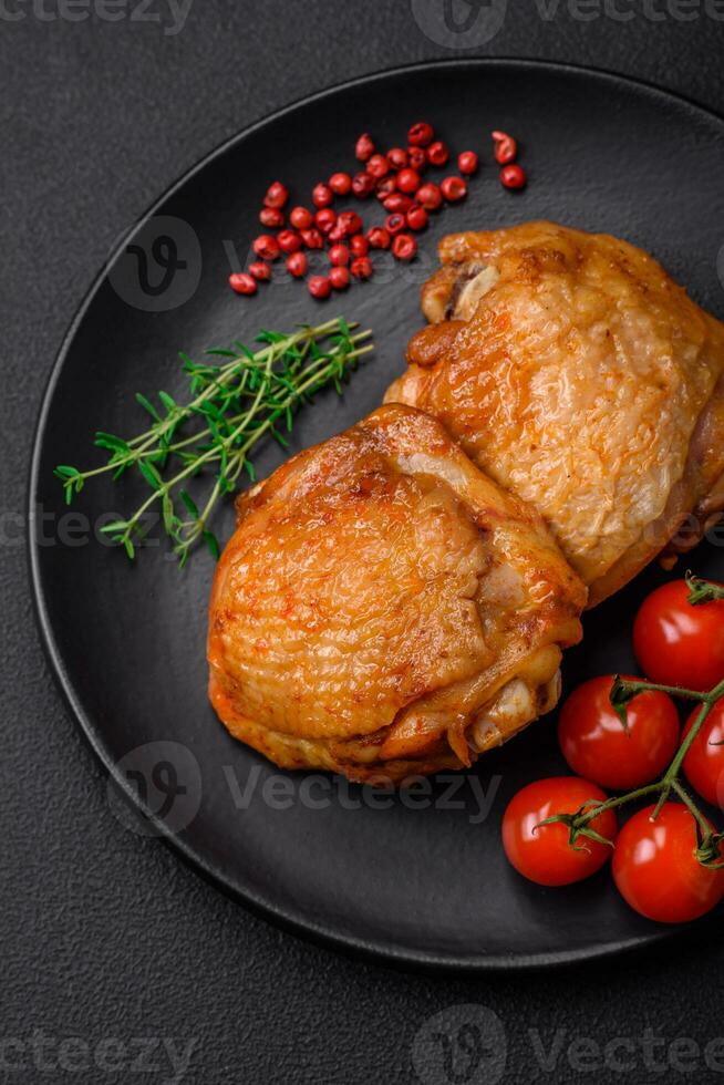 delicioso suculento frango coxas cozido com sal, especiarias e ervas dentro uma cerâmico prato foto