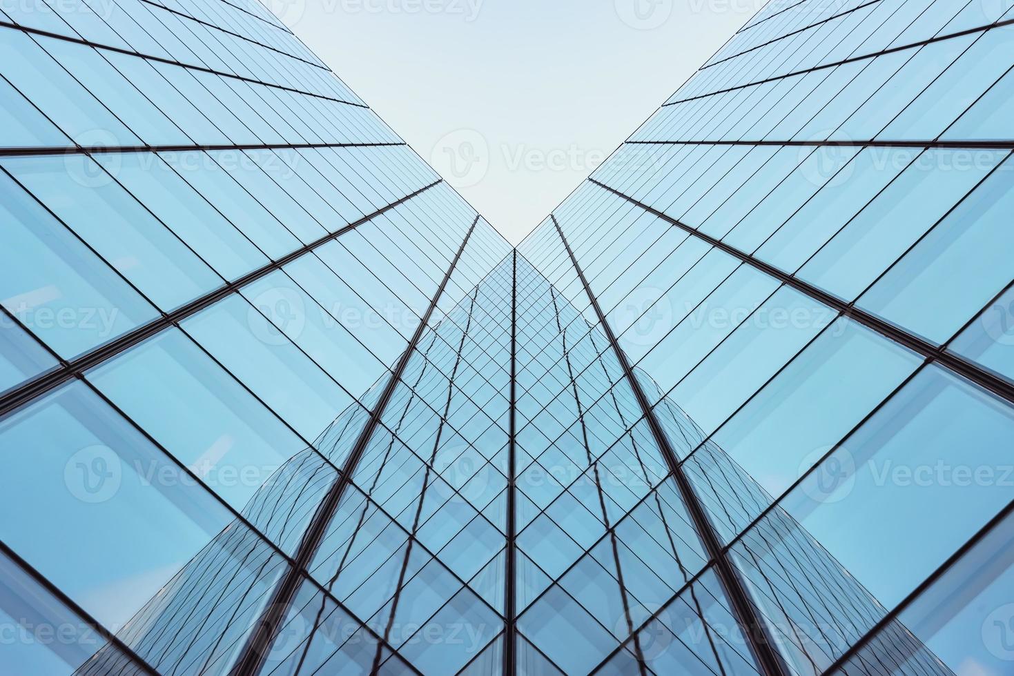 edifício moderno de vidro com fundo de céu claro foto