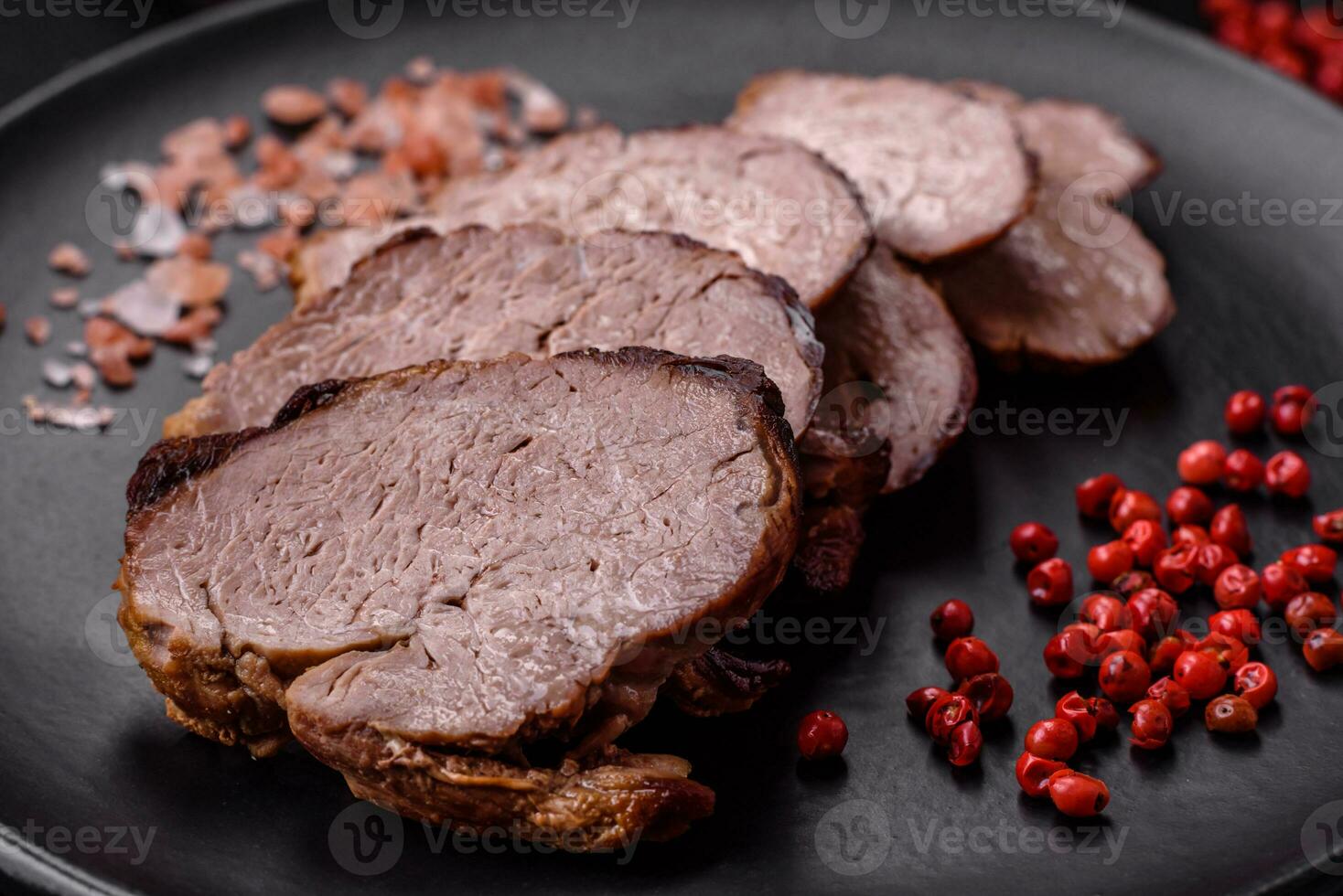 delicioso carne bife com sal, especiarias e ervas em uma cerâmico prato foto