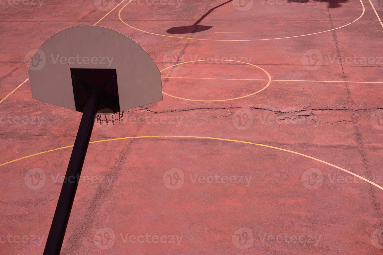 velha quadra de basquete de rua foto