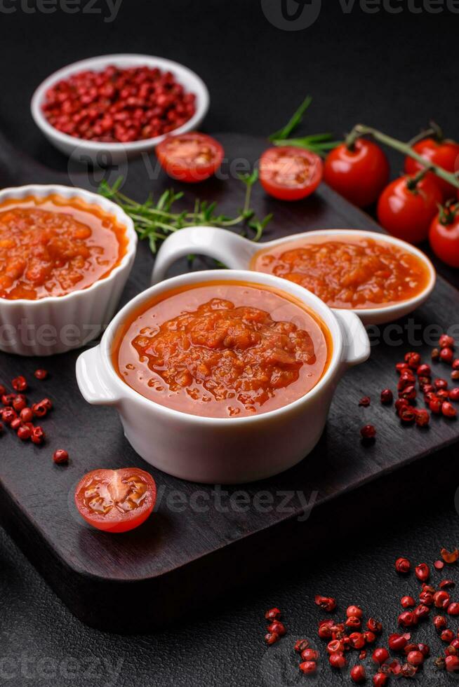 delicioso picante tomate molho com pimenta, alho, sal, especiarias e ervas foto