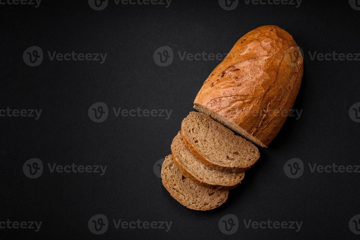 delicioso fresco crocantes pão do branco pão com grãos e sementes foto