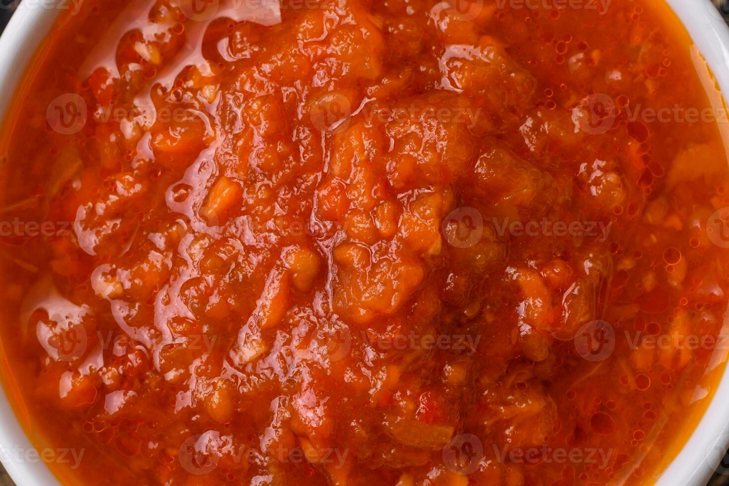 delicioso picante tomate molho com pimenta, alho, sal, especiarias e ervas foto