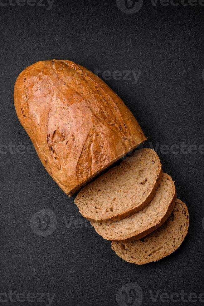 delicioso fresco crocantes pão do branco pão com grãos e sementes foto