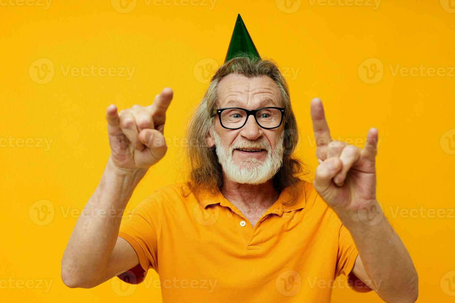 retrato do feliz Senior homem Diversão aniversário boné em a cabeça isolado fundo foto