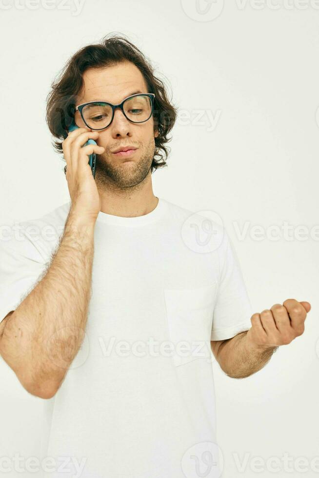 bonito homem falando em a telefone tecnologias luz fundo foto