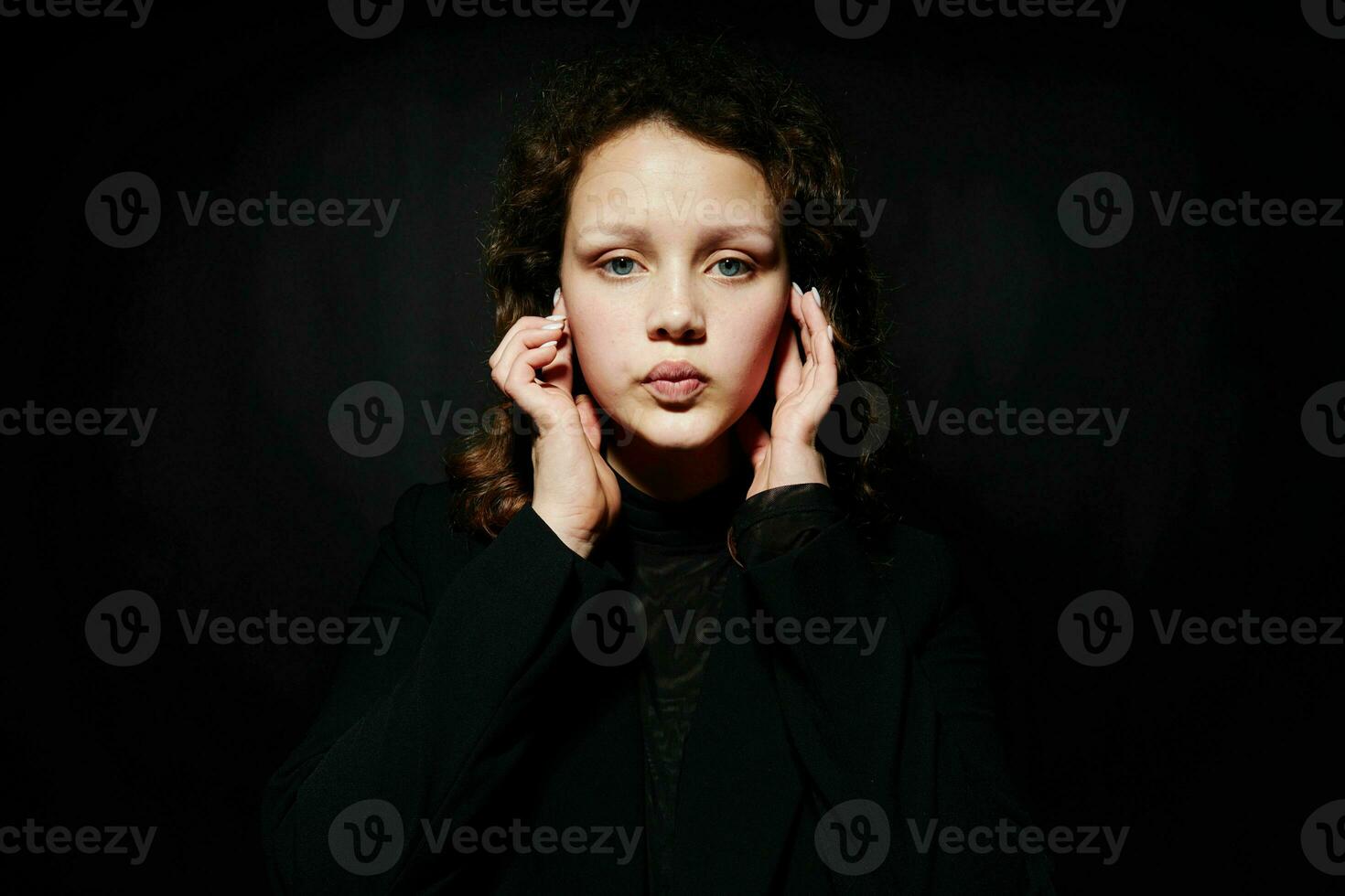 mulher dentro Preto blazer moda posando cortada Visão foto