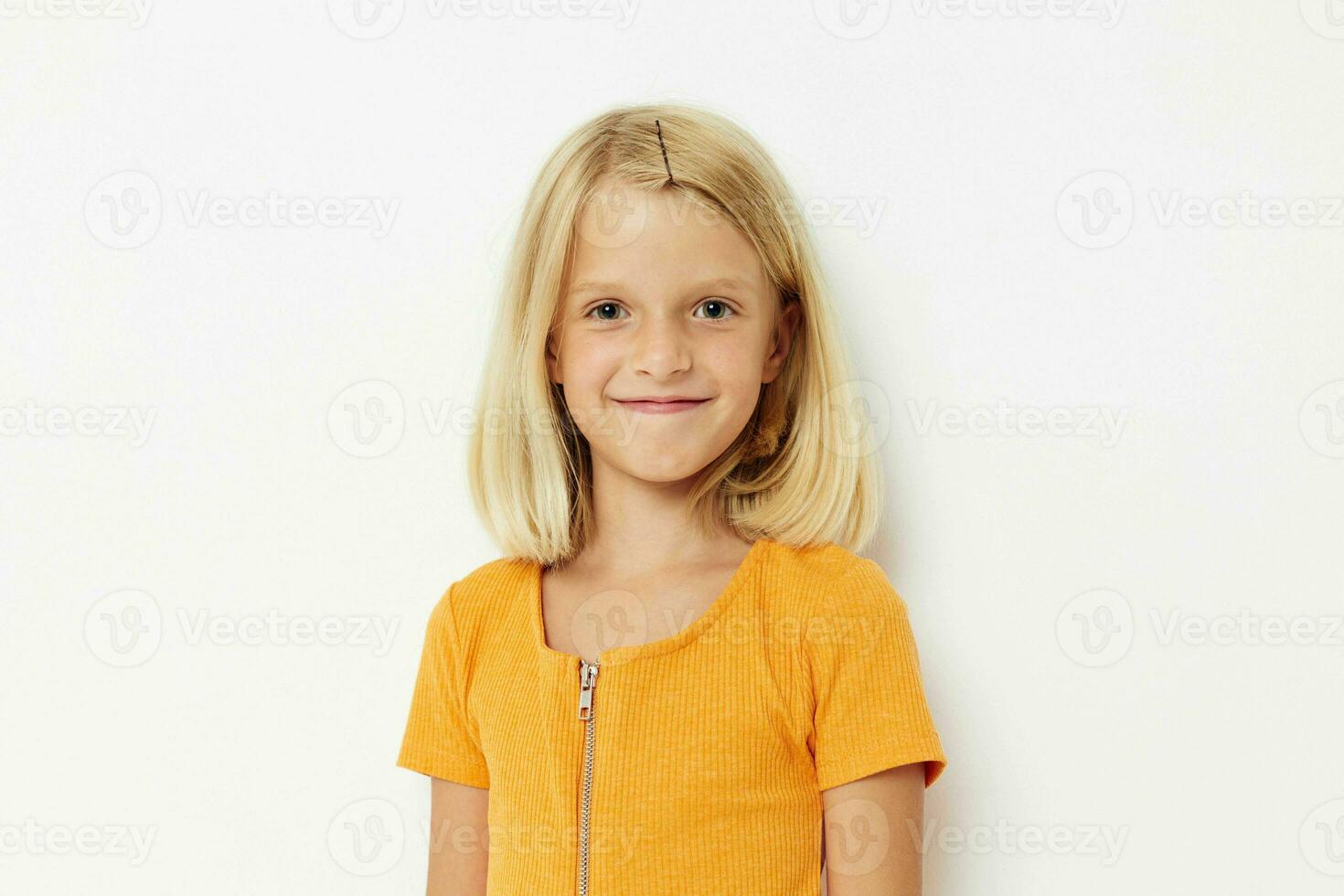 menina com loiro cabelo gesto com mãos posando fechar-se foto