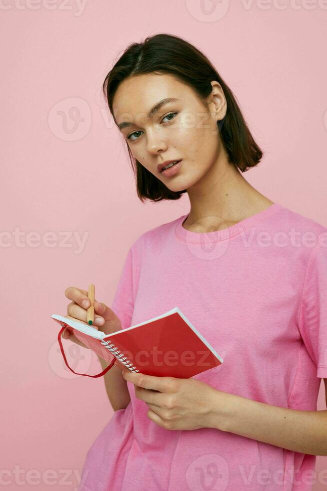 foto bonita menina emoções posando com bloco de anotações Aprendendo isolado fundo