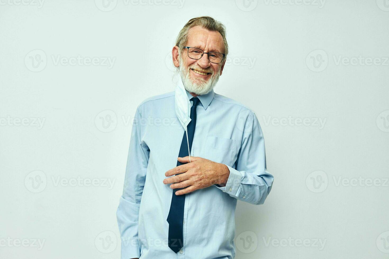 retrato idosos homem médico mascarar proteção luz fundo foto