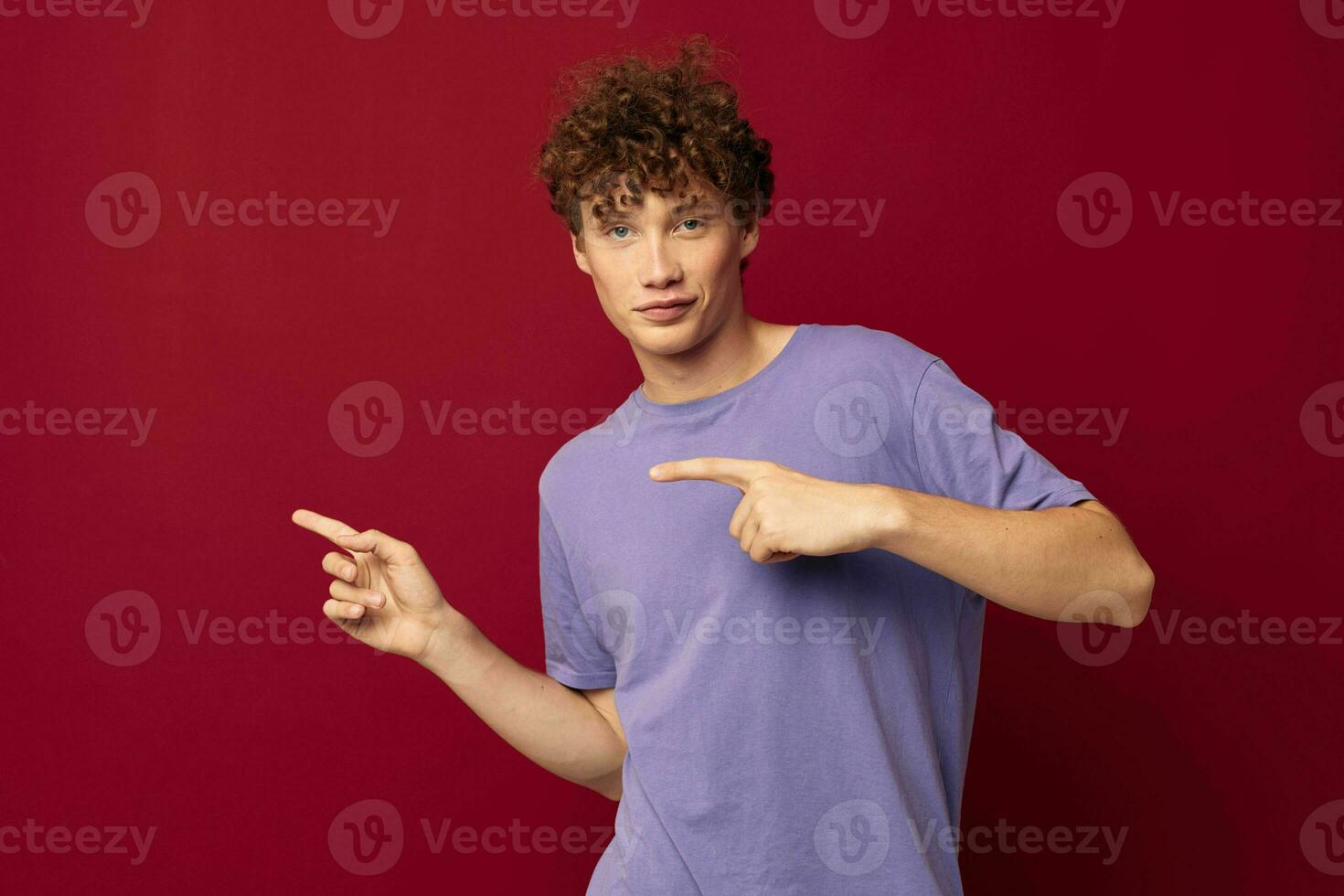 uma jovem homem vermelho cabelo dentro casual vestem juventude estilo estúdio isolado fundo inalterado foto