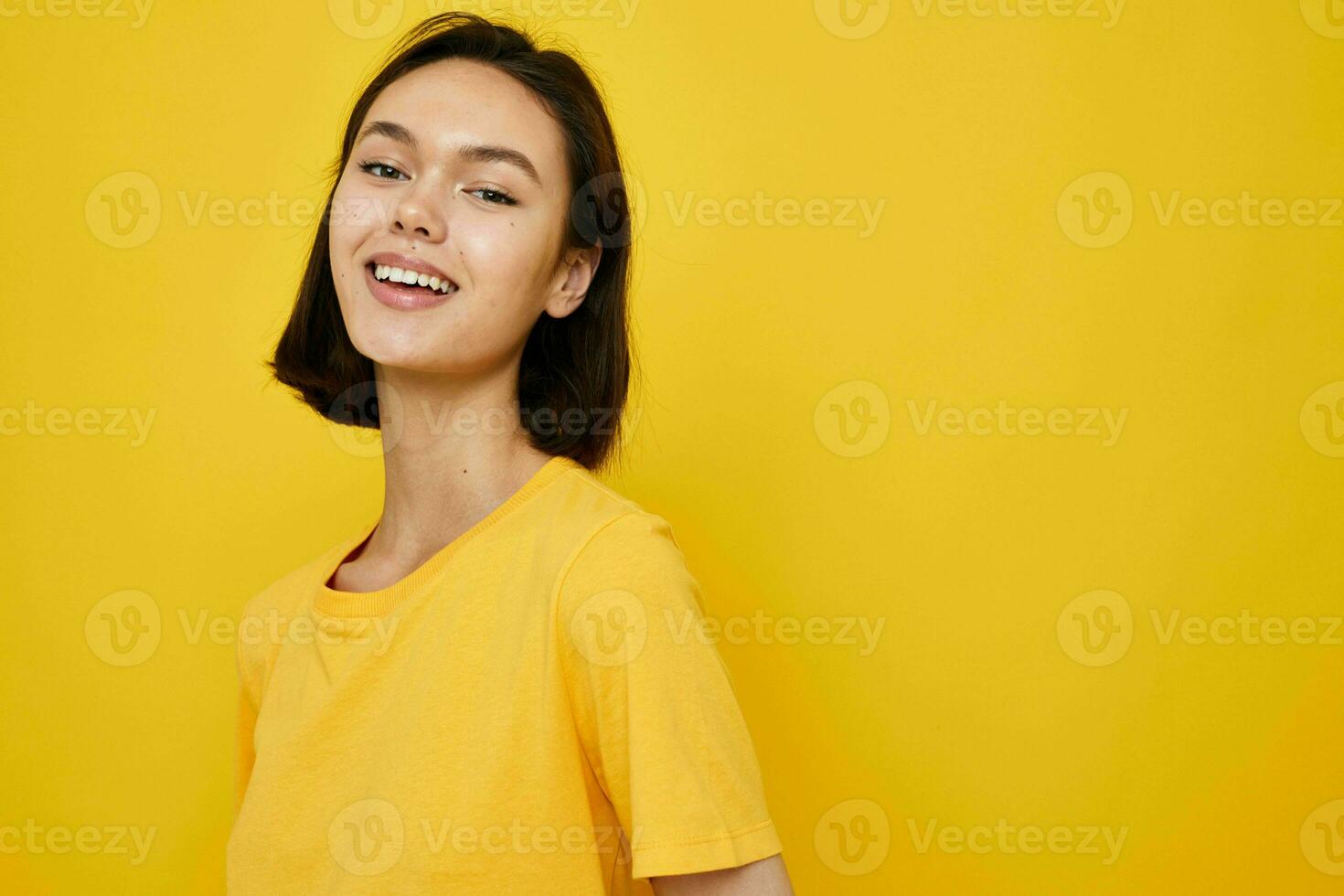 foto bonita menina amarelo camiseta verão estilo mão gesto isolado fundo