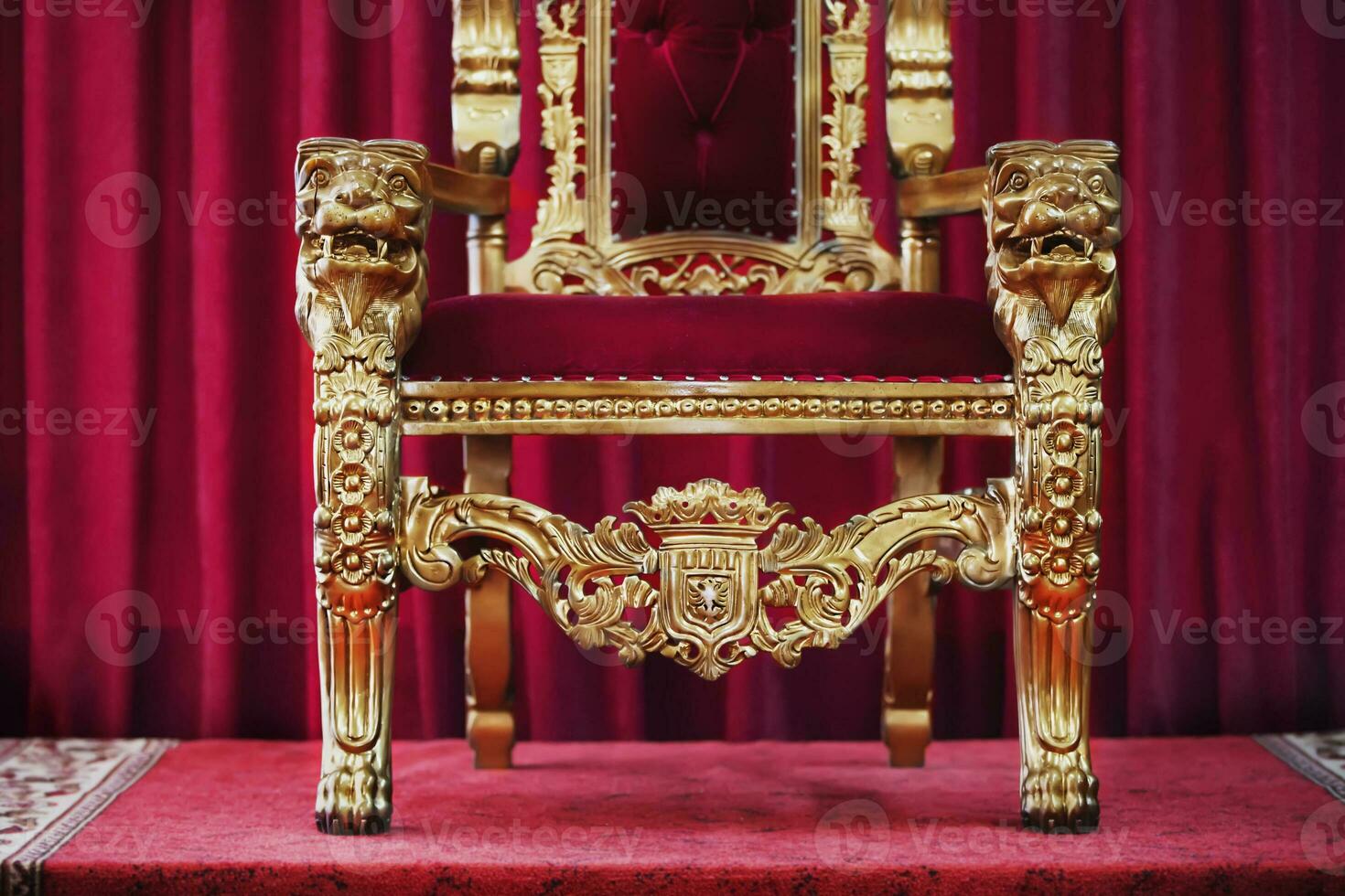 parte do a vermelho real cadeira contra a fundo do vermelho cortinas. uma Lugar, colocar para uma rei. trono foto