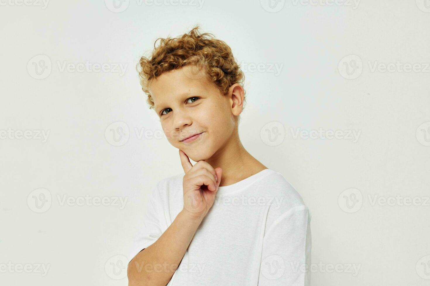foto do jovem Garoto dentro uma branco camiseta posando Diversão infância inalterado