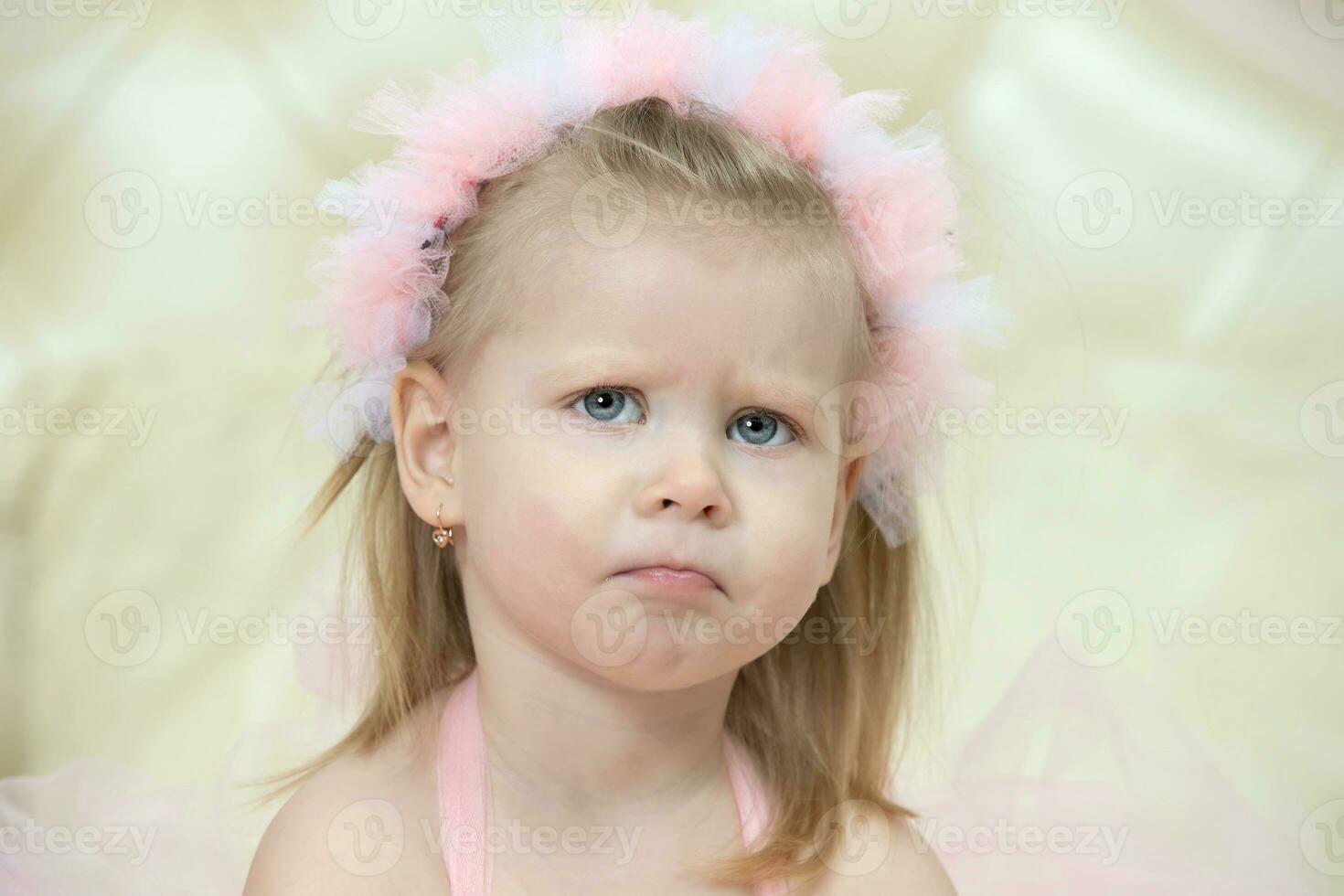 retrato do uma pequeno triste garota. criança de dois anos criança. foto