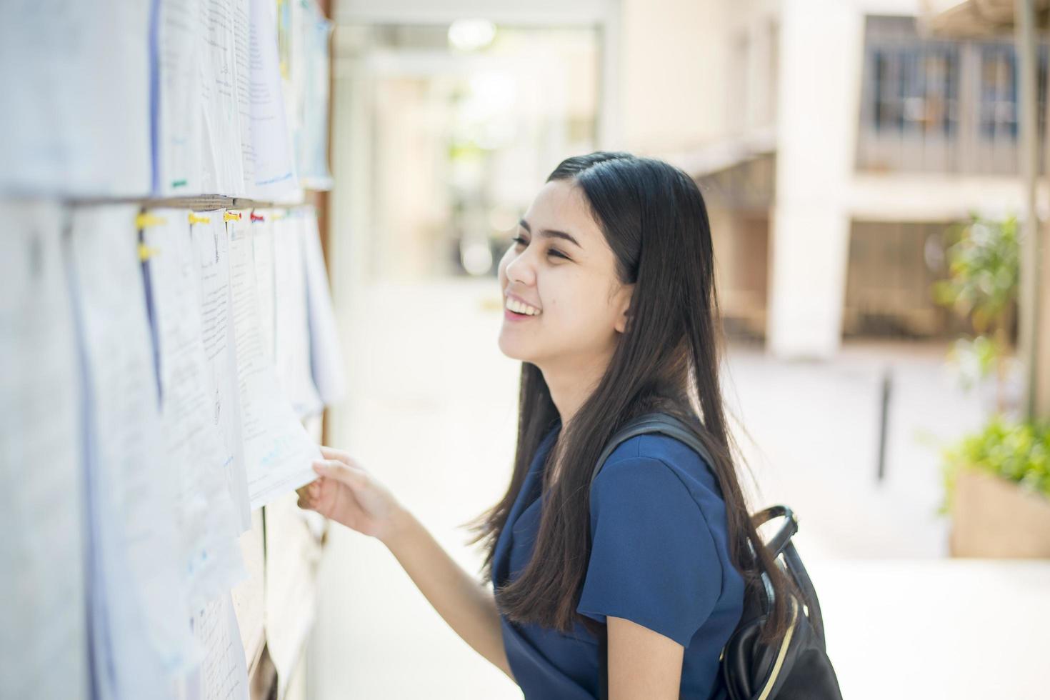 uma estudante universitária está entusiasmada com o relatório do exame foto