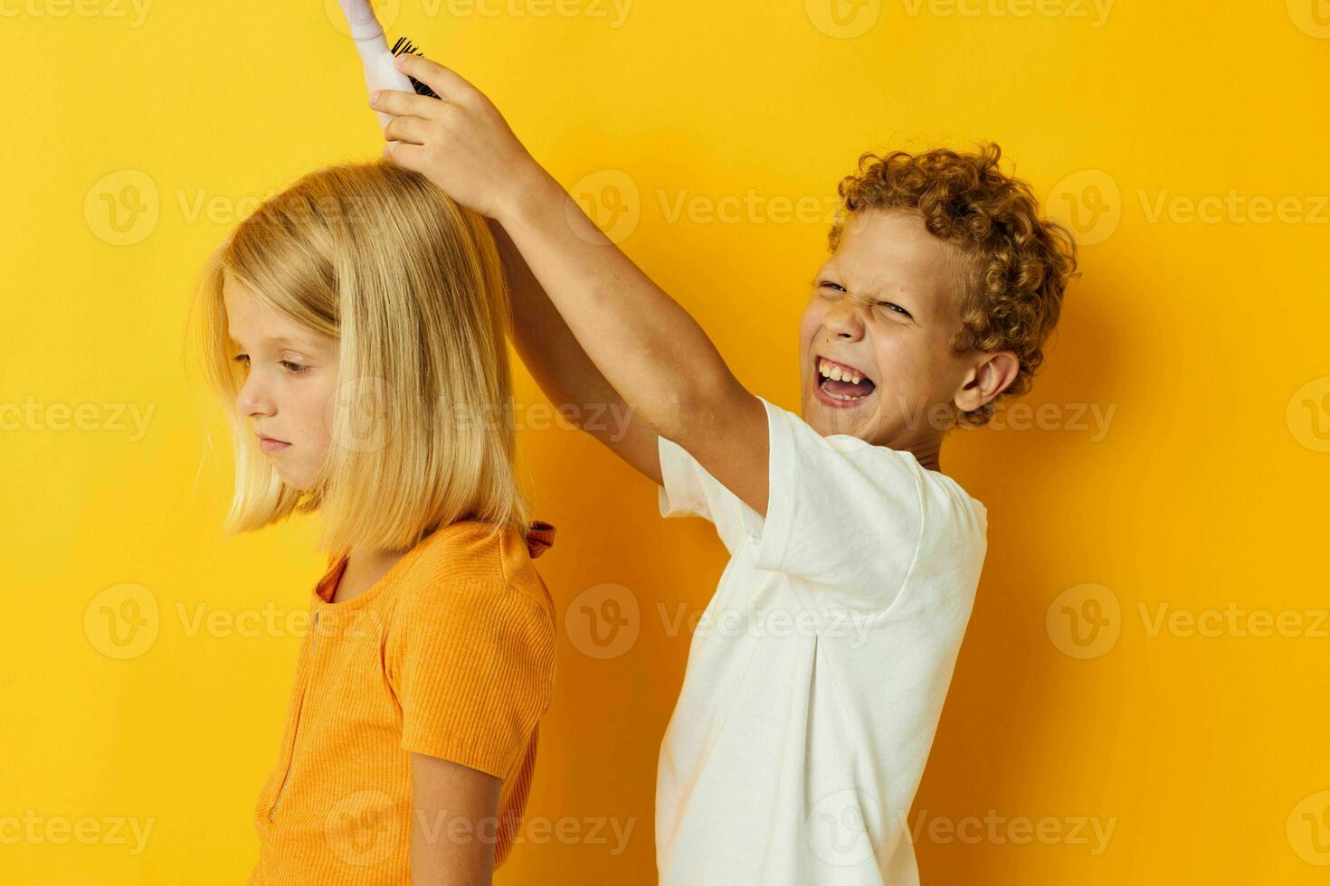 uma Garoto pentear uma garotas Loiras cabelo foto