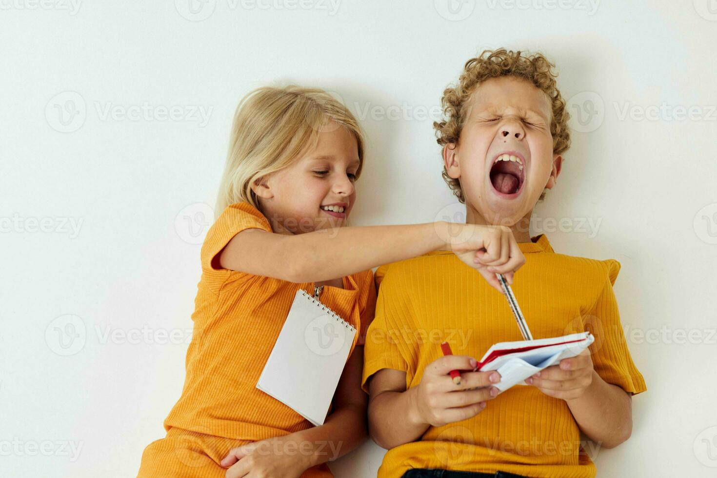 retrato do fofa emoções desenhando juntos bloco de anotações e lápis isolado fundo inalterado foto