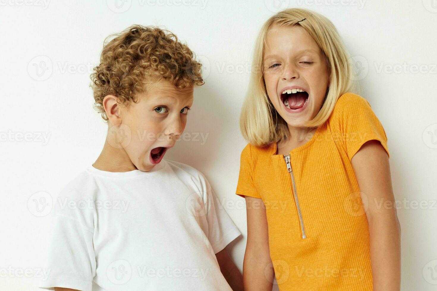 dois alegre crianças casual roupas posando emoções estúdio isolado fundo inalterado foto