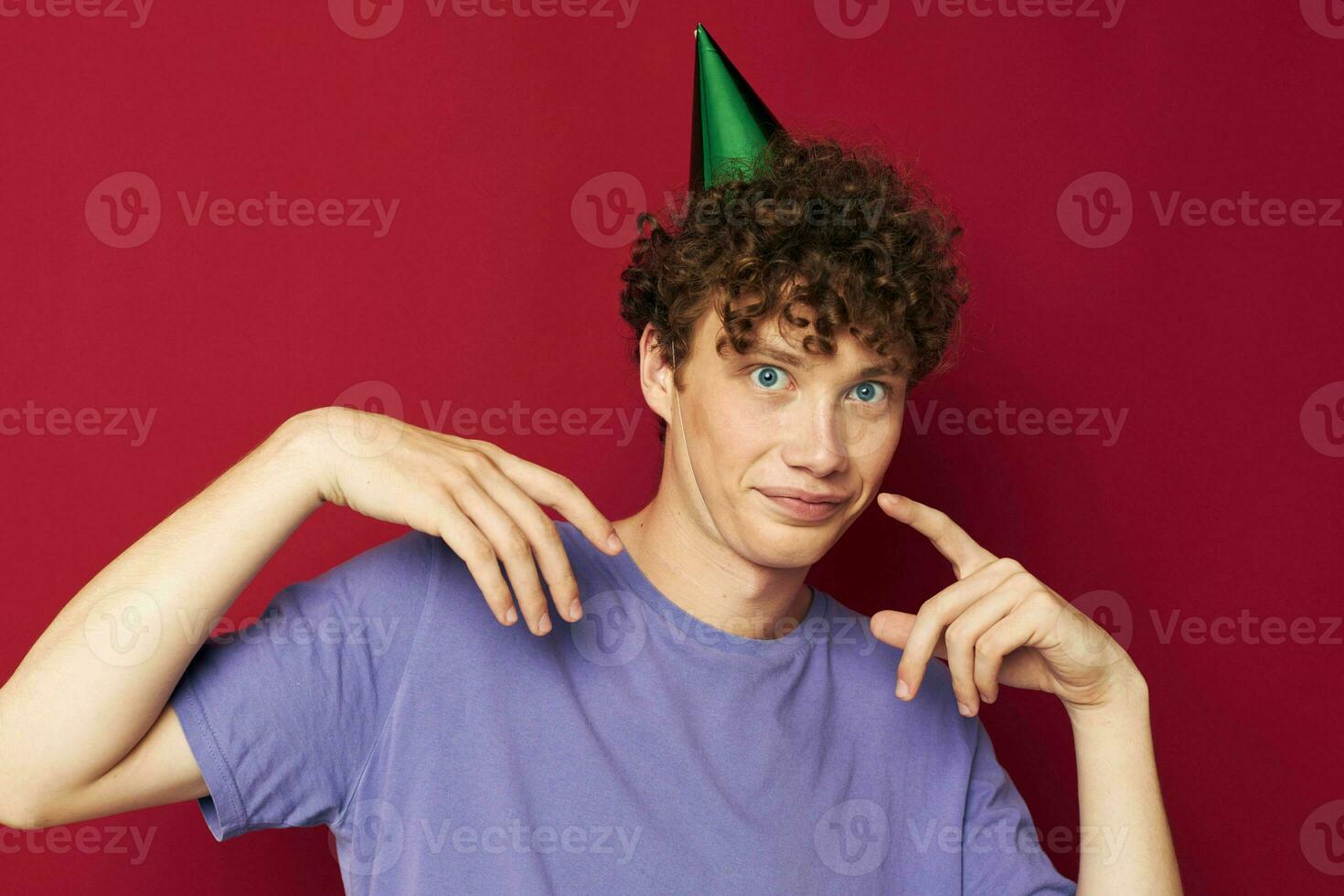 cara com encaracolado cabelo verde boné feriado vermelho fundo foto