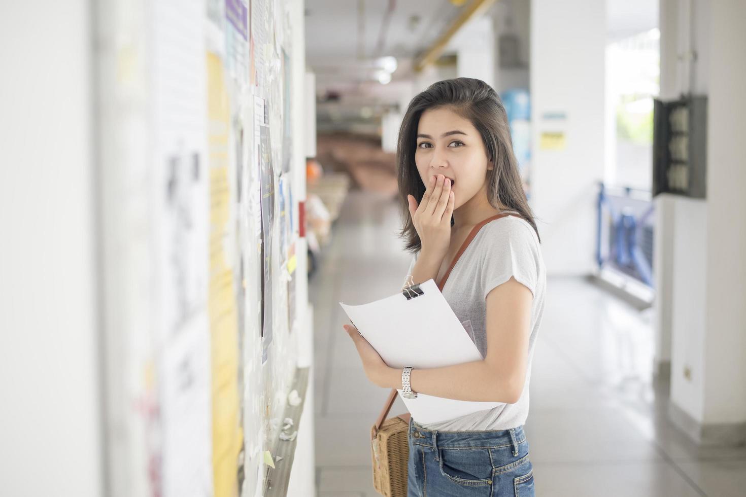 uma estudante universitária está entusiasmada com o relatório do exame foto