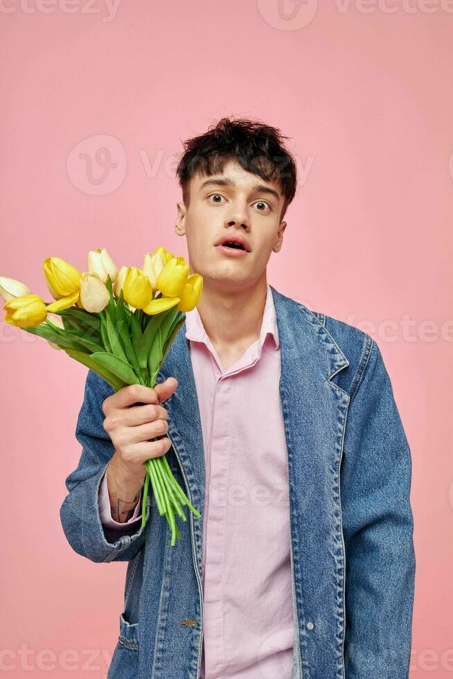 uma jovem homem ramalhete do amarelo flores presente feriado elegante estilo feriado inalterado foto