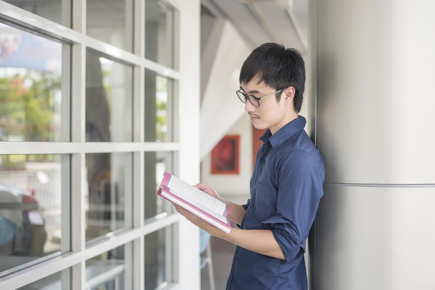 um retrato de um estudante universitário asiático no campus foto