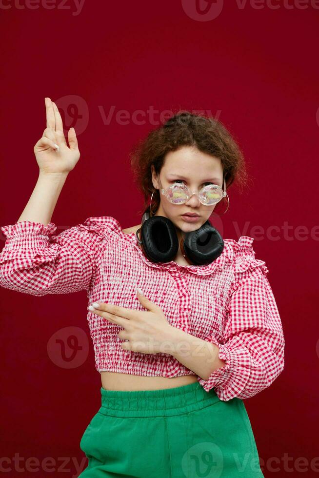 alegre menina com fones de ouvido e óculos música entretenimento inalterado foto