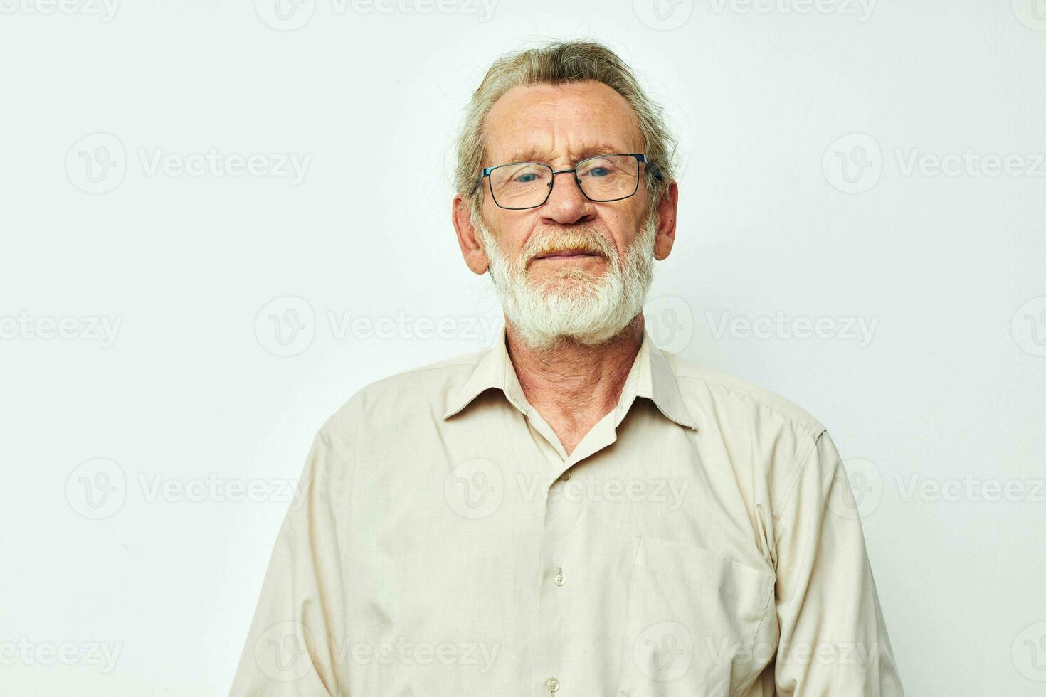 retrato idosos homem com uma cinzento barba dentro uma camisa e óculos luz fundo foto