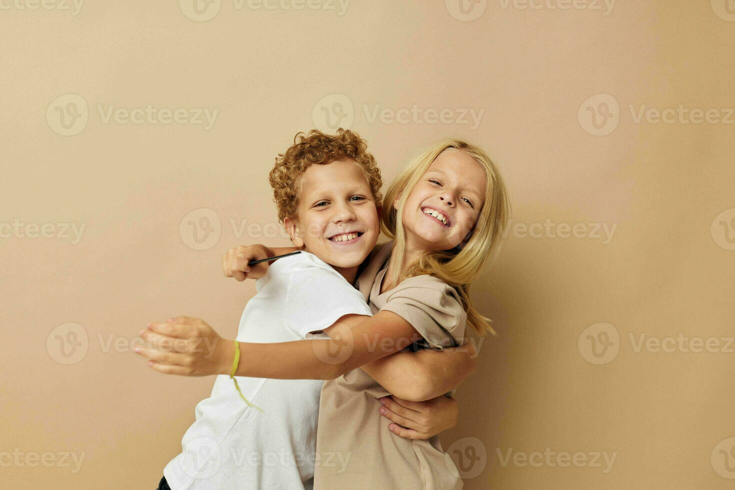 pequeno Garoto e menina posando com uma pente isolado fundo foto