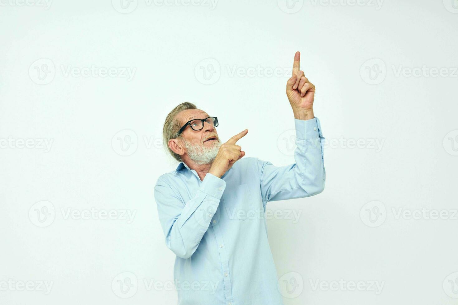 velho homem dentro camisa e óculos posando emoções luz fundo foto