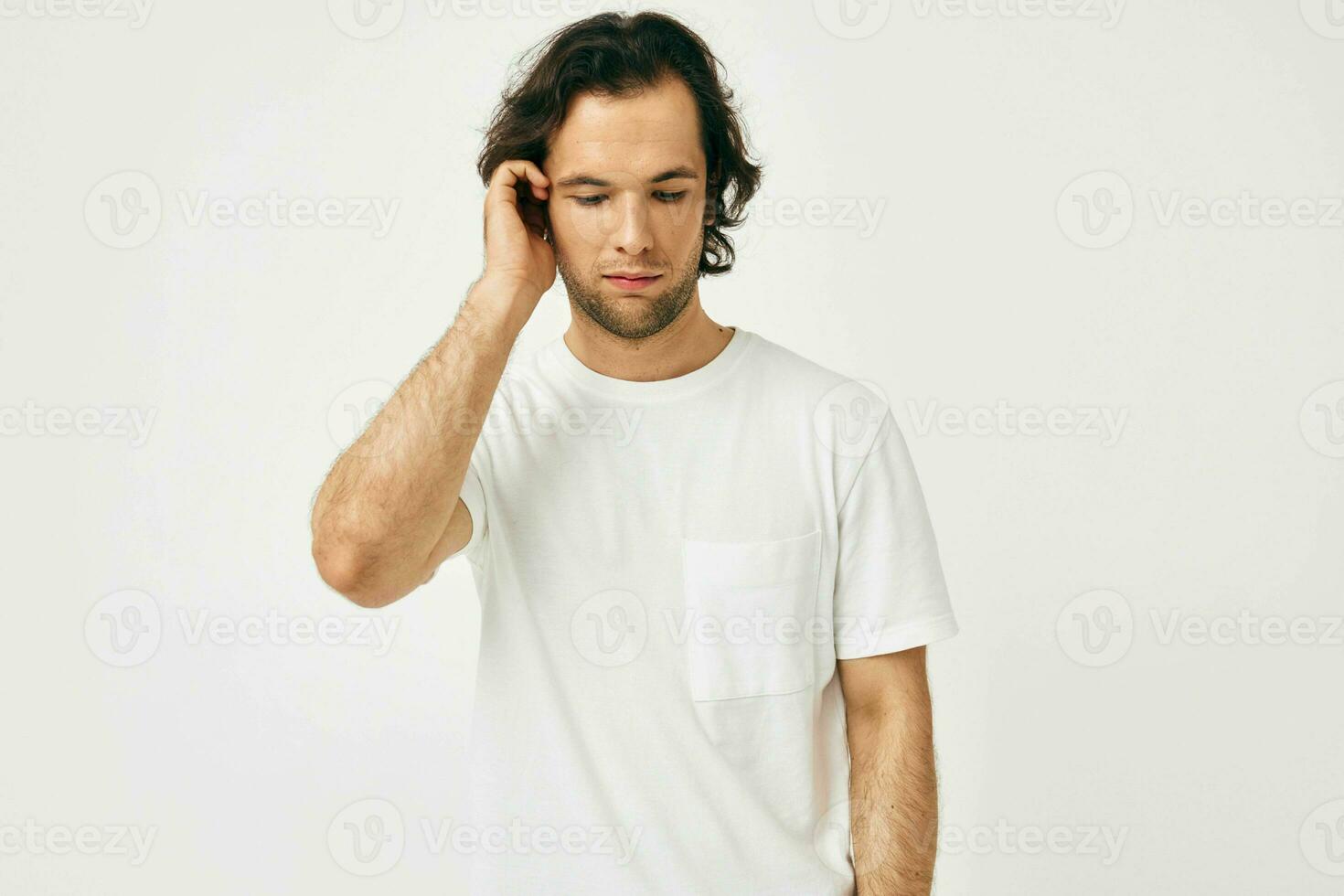 bonito homem dentro branco camiseta moda cortada Visão isolado fundo foto