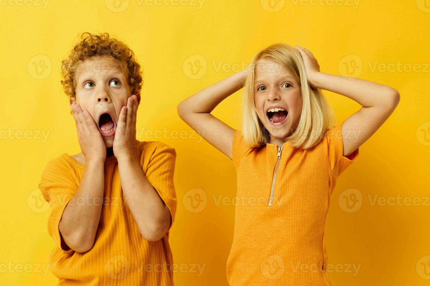 pequeno crianças dentro amarelo Camisetas em pé lado de lado infância emoções amarelo fundo foto