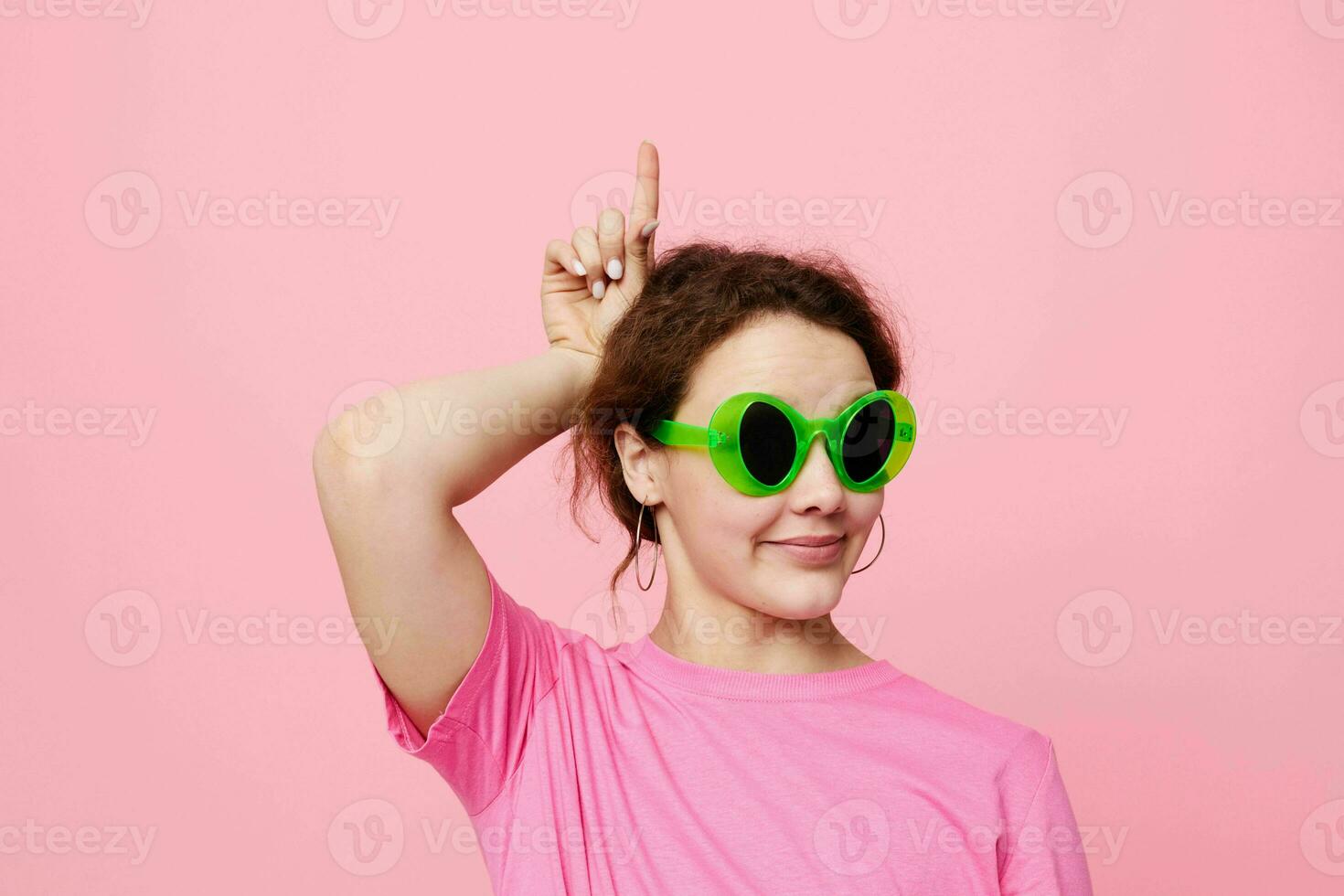 atraente jovem mulher juventude roupas verde oculos de sol posando moderno estilo foto