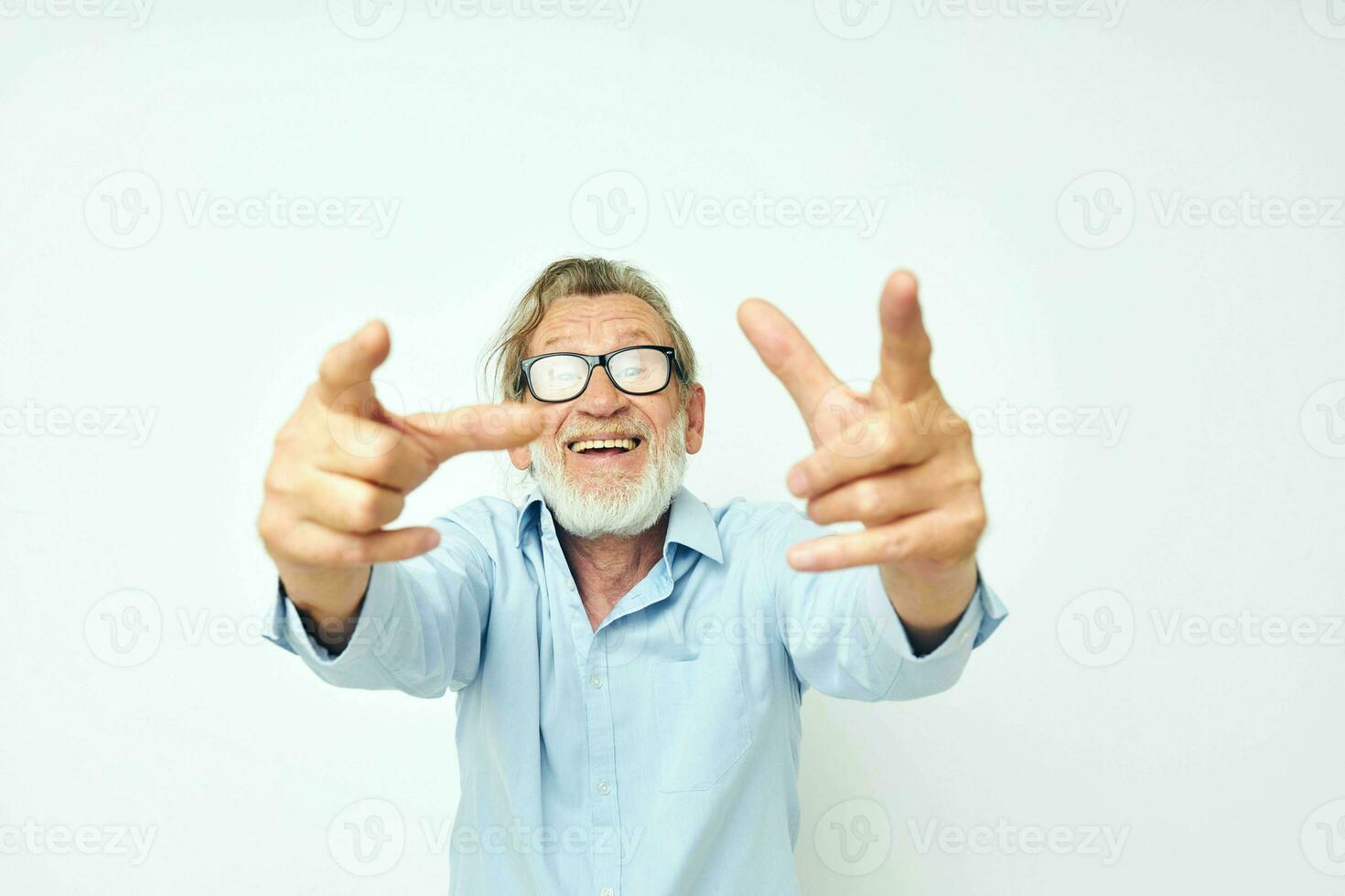retrato do feliz Senior homem estilo de vida posando mão gesto isolado fundo foto