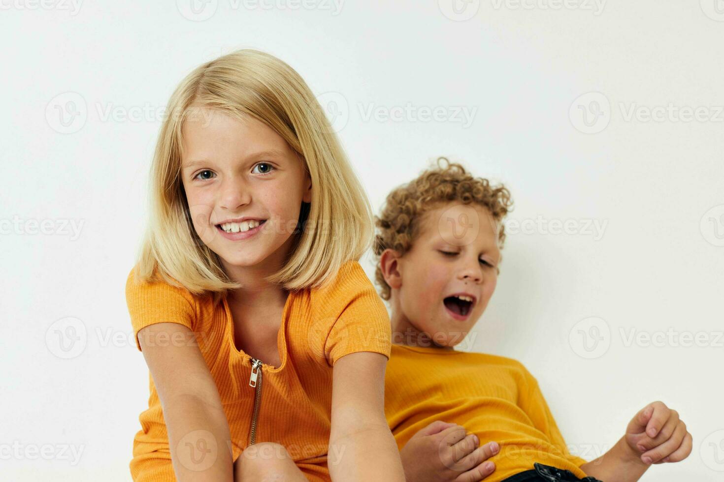 cenário do positivo Garoto e menina dentro amarelo Camisetas em pé lado de lado infância emoções inalterado foto