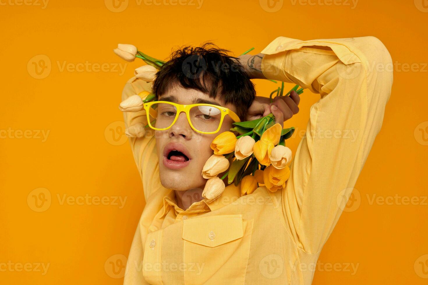 foto do romântico jovem namorado com uma elegante Penteado dentro amarelo camisas com flores amarelo fundo inalterado