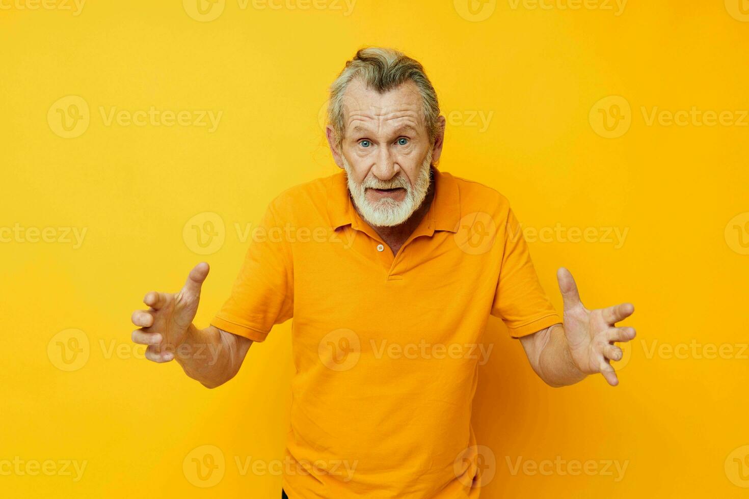 velho homem mão gesto cinzento barba Diversão isolado fundo foto