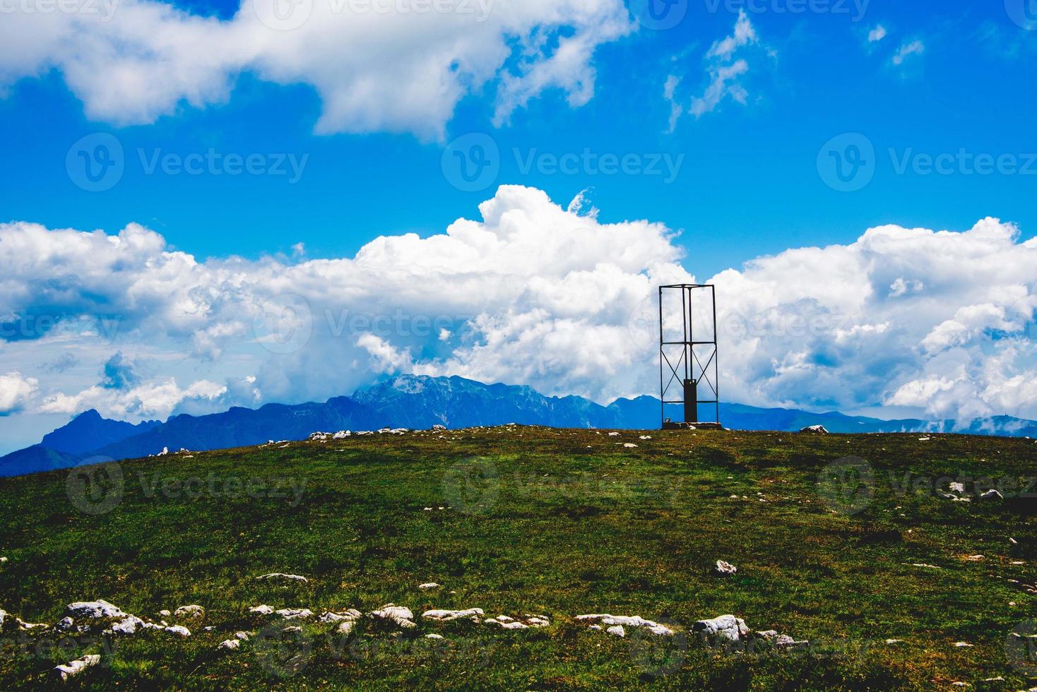 rochas prados e céu foto