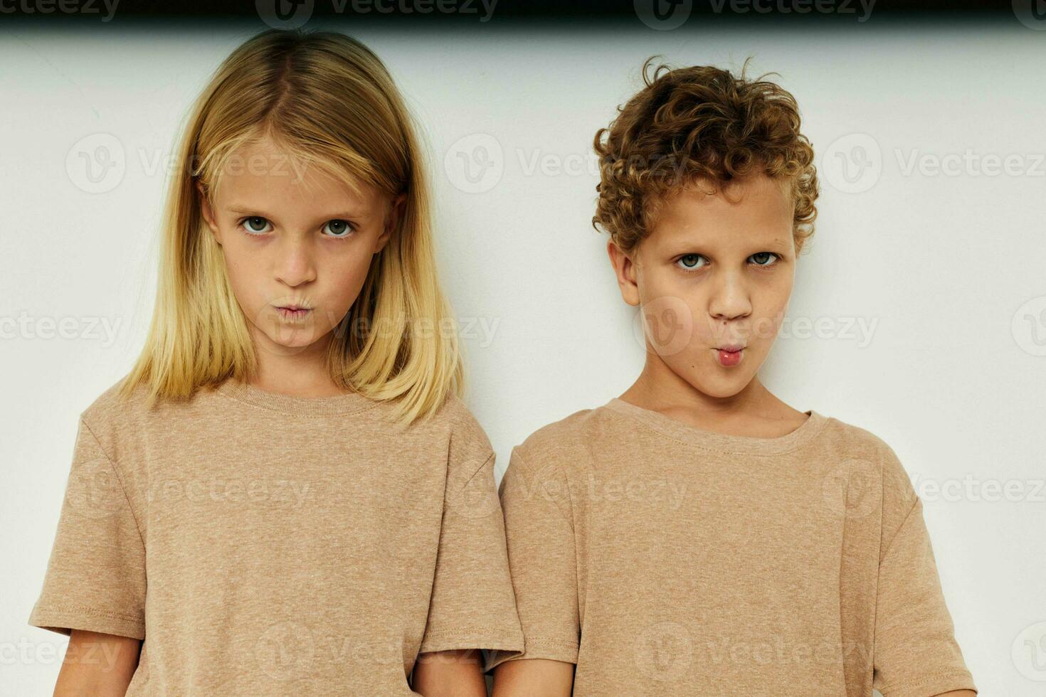 retrato do fofa crianças gesticular com seus mãos juntos luz fundo foto