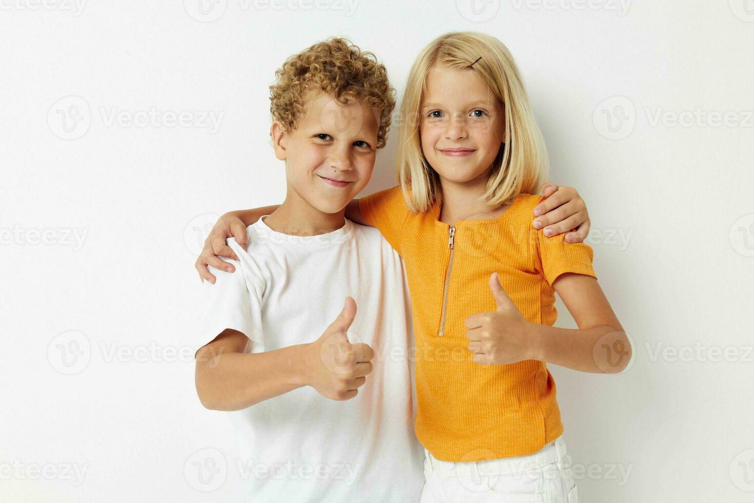 Garoto e menina amizade juntos posando emoções estilo de vida inalterado foto