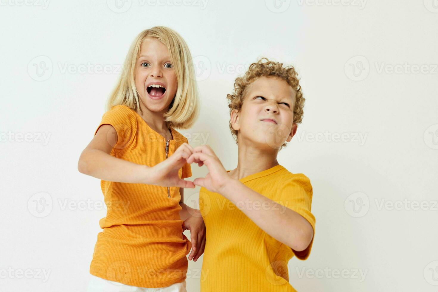 fofa Garoto e menina dentro amarelo Camisetas infância entretenimento estúdio foto