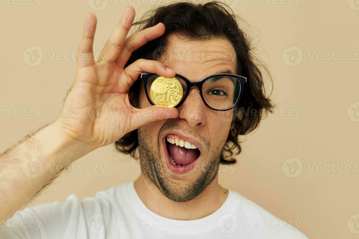 atraente homem dentro uma branco camiseta com bitcoin criptomoeda estilo de vida inalterado foto