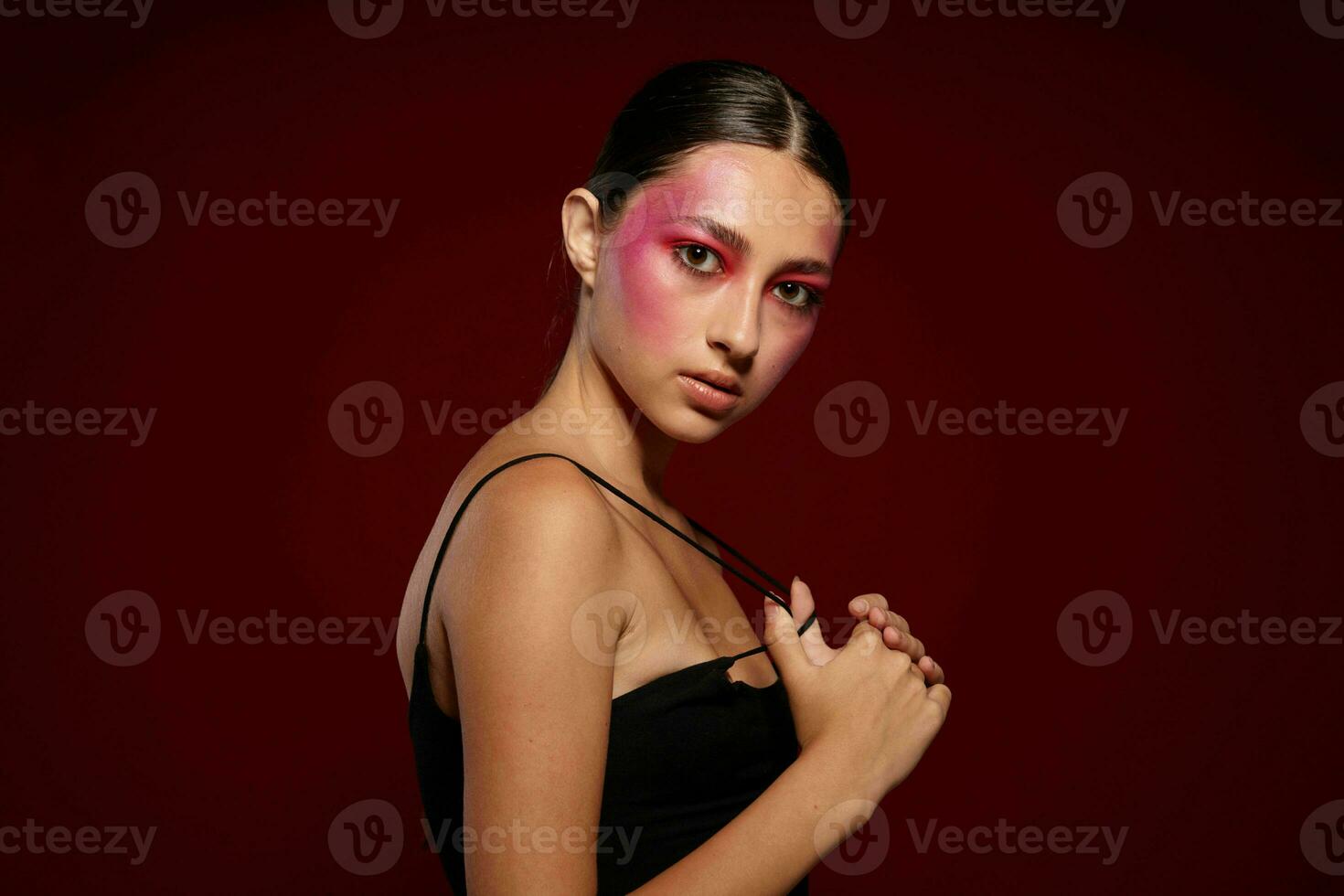 beleza moda fêmea posando brilhante Maquiagem moda charme Rosa fundo inalterado foto
