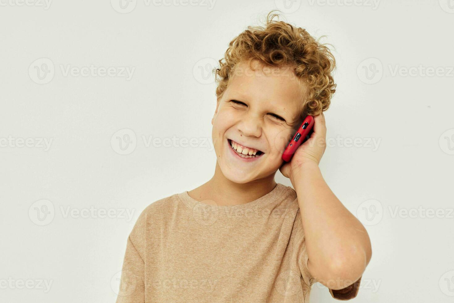 Garoto bege Camisetas com telefone posando tecnologia foto